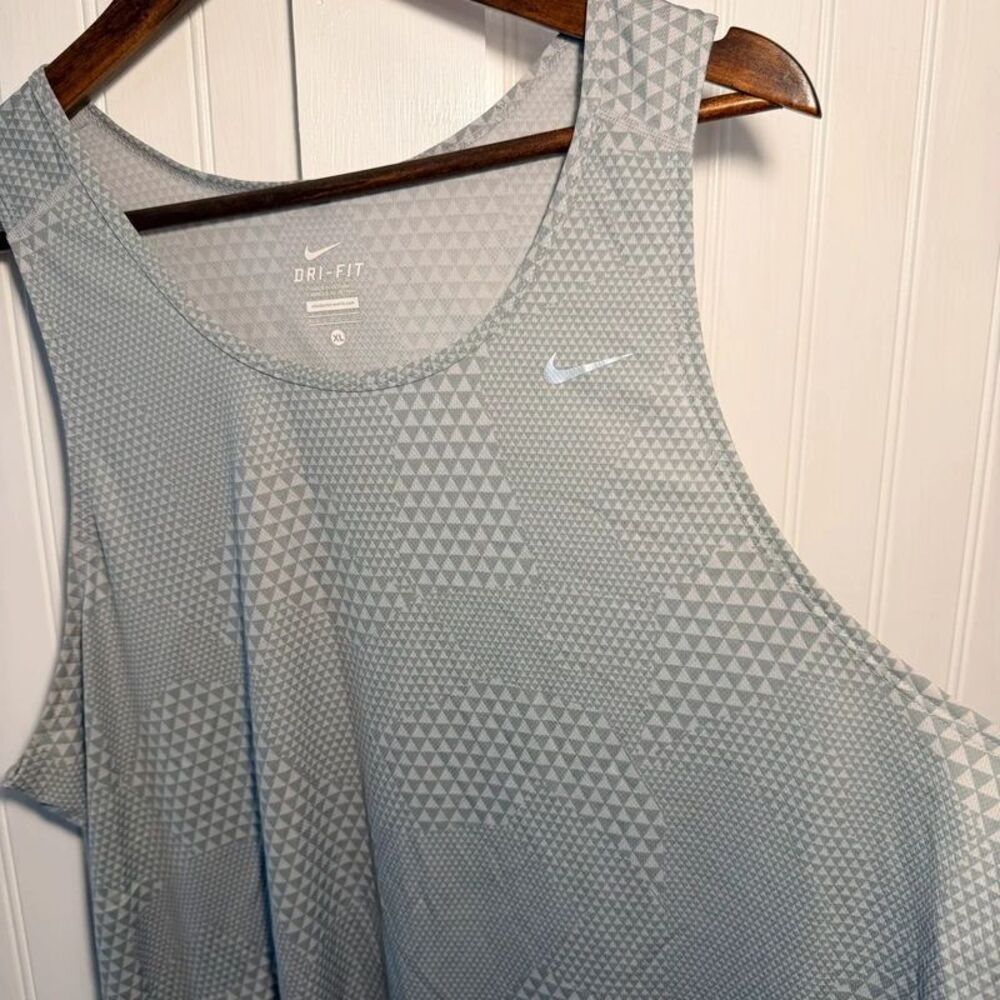 Nike Dri-Fit Women’s XL Tank Top Gray Geometric Reflective Breathable Running - Picture 2 of 10